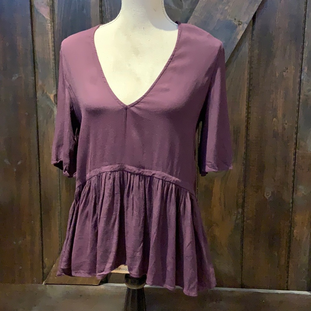 Kimchi Blue dark purple low cut back split short sleeve t…